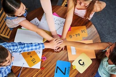 Juegos cooperativos para reuniones en casa sin complicarse