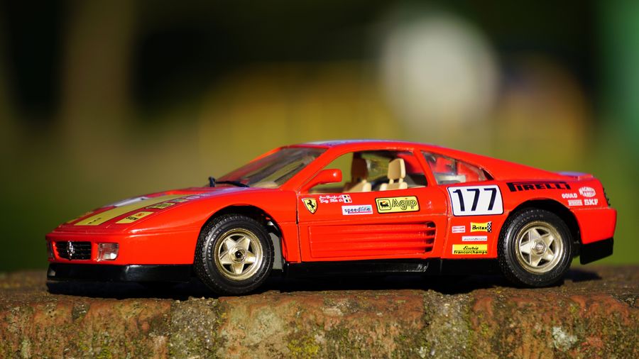 Auto deportivo a escala de resina roja