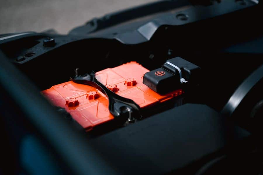 bateria coche naranja motor 1 Batería de coche naranja en motor