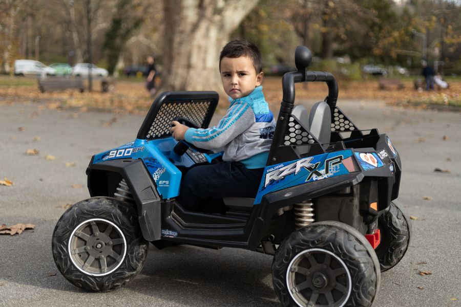 Coche eléctrico infantil para exteriores segura