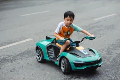 Cómo elegir un vehículo montable a batería según la edad del niño