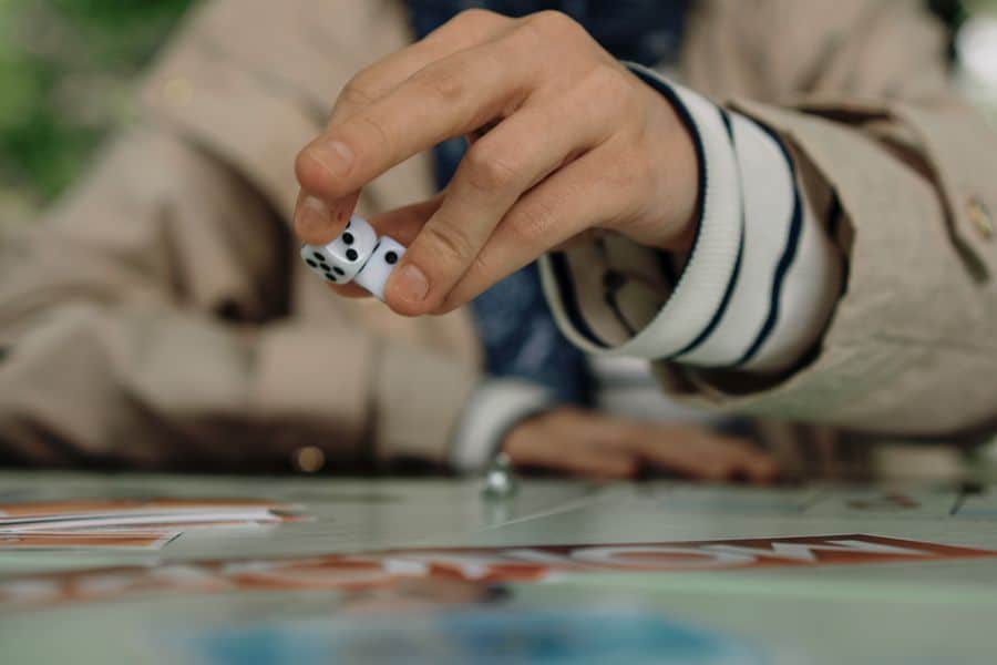 Dados para juegos de mesa con fundas protectoras