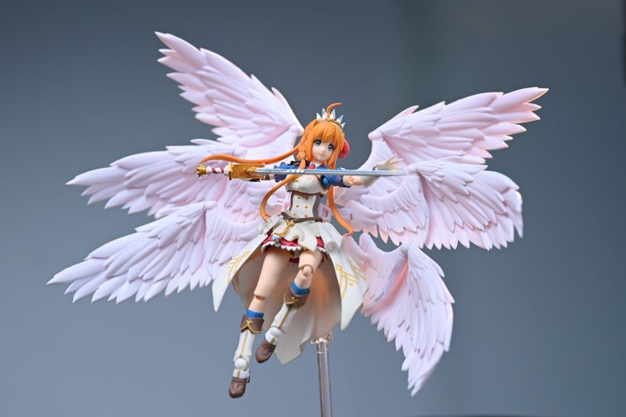 figura anime alas rosas espada 2 Figura de anime con alas rosas y espada