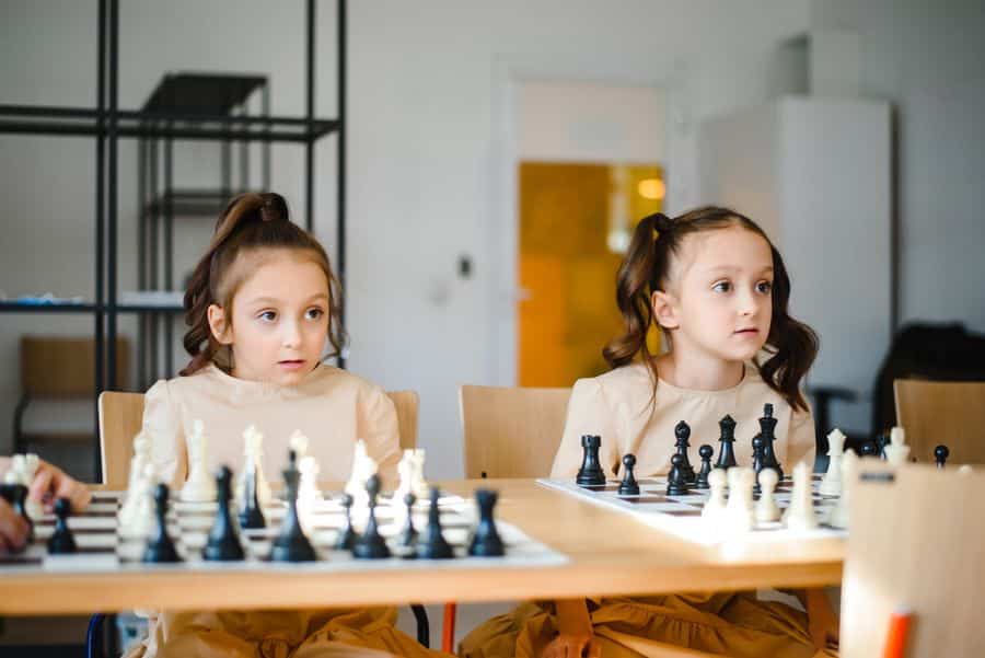 hermanas gemelas jugando ajedrez estrategico 1 Hermanas gemelas jugando ajedrez estratégico