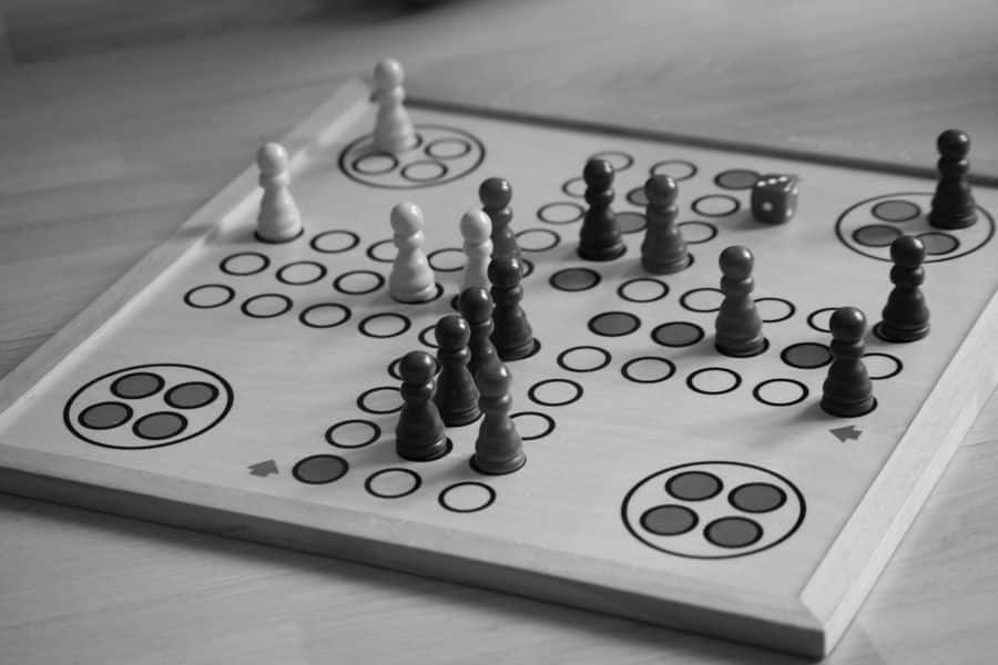 Juego de mesa con piezas de ajedrez y dados