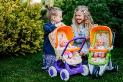 Beneficios del juego con muñecos y figuras en el desarrollo infantil