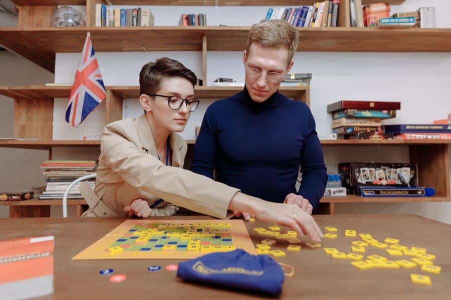 Juegos de mesa en biblioteca moderna