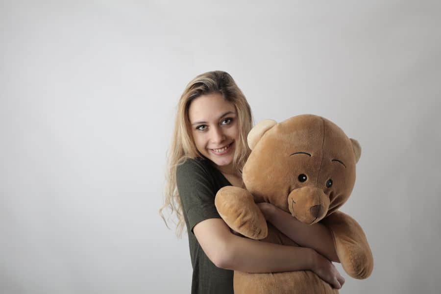 Mujer adulta con peluche Teddy Bear