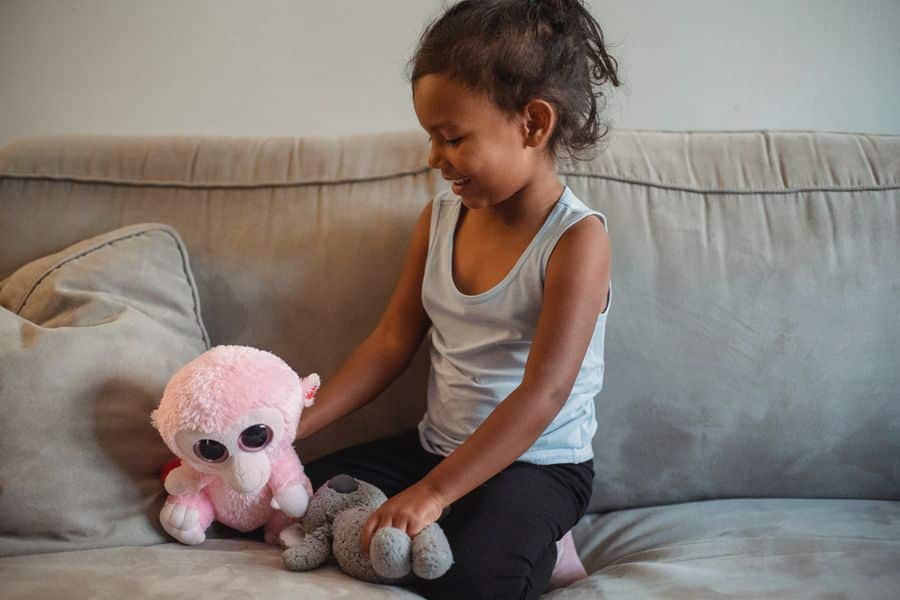 Niña hispana con peluches sensoriales