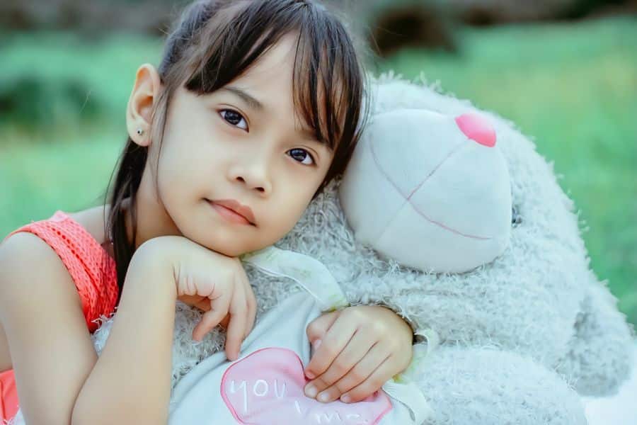 Niña con peluche en cambio emocional