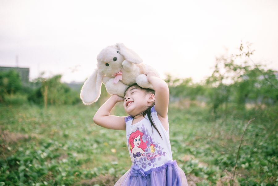 Niña con peluche y desarrollo motriz