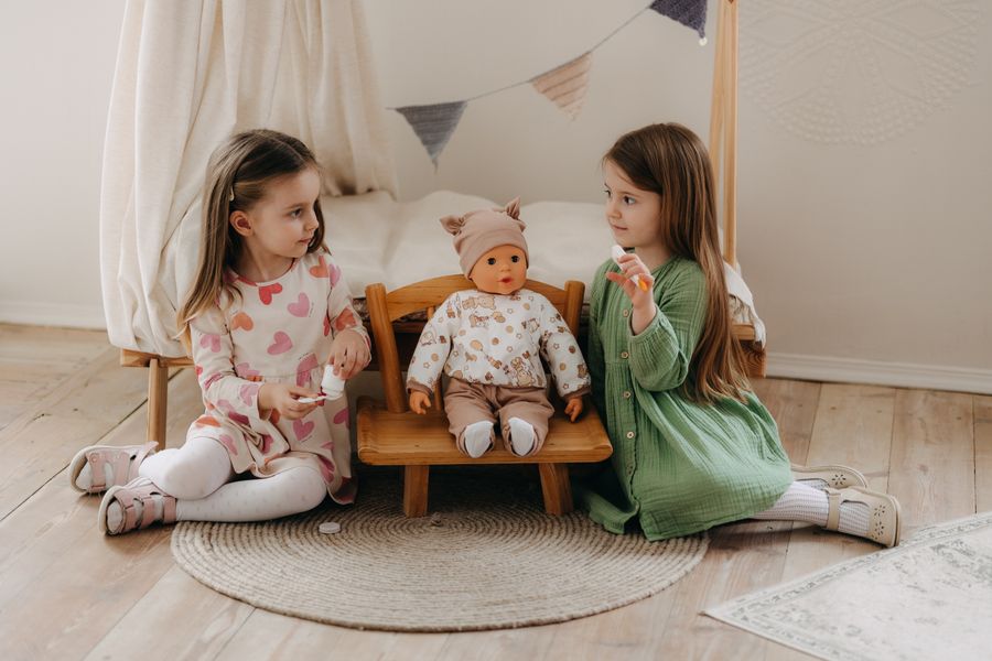 Niñas jugando con muñecas