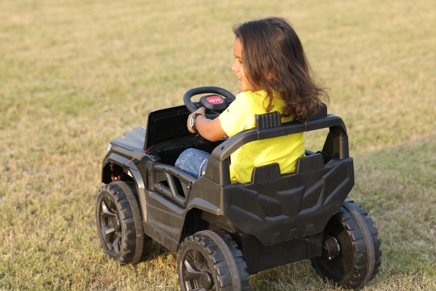 Niño feliz con coche de juguete