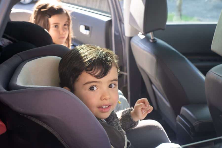 ninos coche elementos seguridad infantil 2 Niños en coche con elementos de seguridad infantil