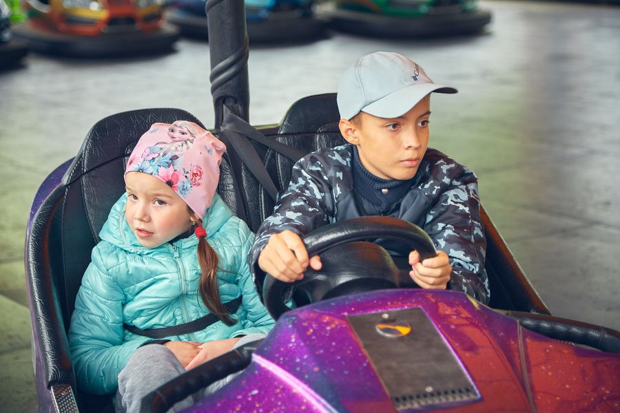 Niños en coches de choque infantiles