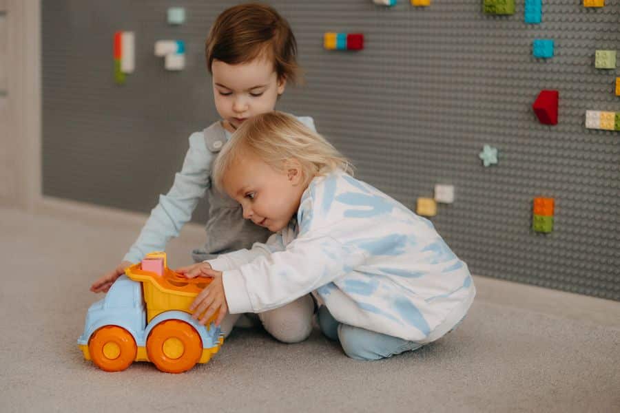 Niños jugando con juguetes educativos