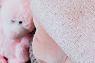 Cómo elegir un peluche seguro para bebés y niños pequeños
