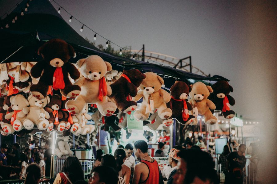 Peluches de osos en feria nocturna