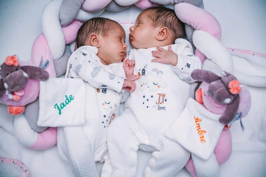 Peluches seguros para bebés gemelos