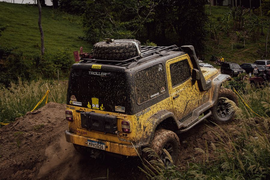 vehiculo 4x4 terreno off road fangoso 2 Vehículo 4x4 en terreno off-road fangoso