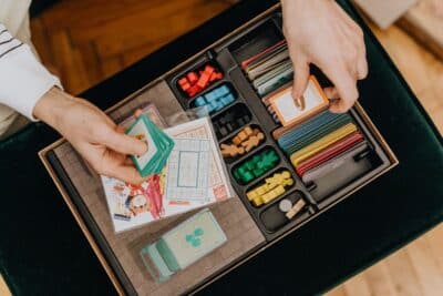 Juegos de mesa vs juegos de cartas: medidas, espacio y cuál elegir para cada plan