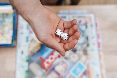 Juegos de mesa cooperativos vs competitivos: cuál elegir según jugadores y edad