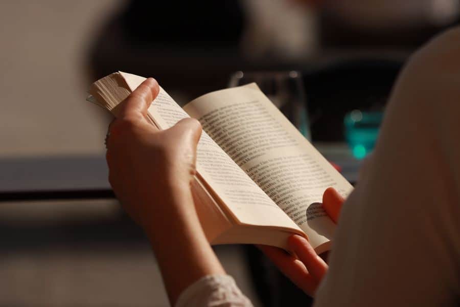 Lector con libro de tapa blanda